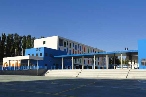 Centro-de-enseñanza-infantil-y-primaria-en-Miralbueno